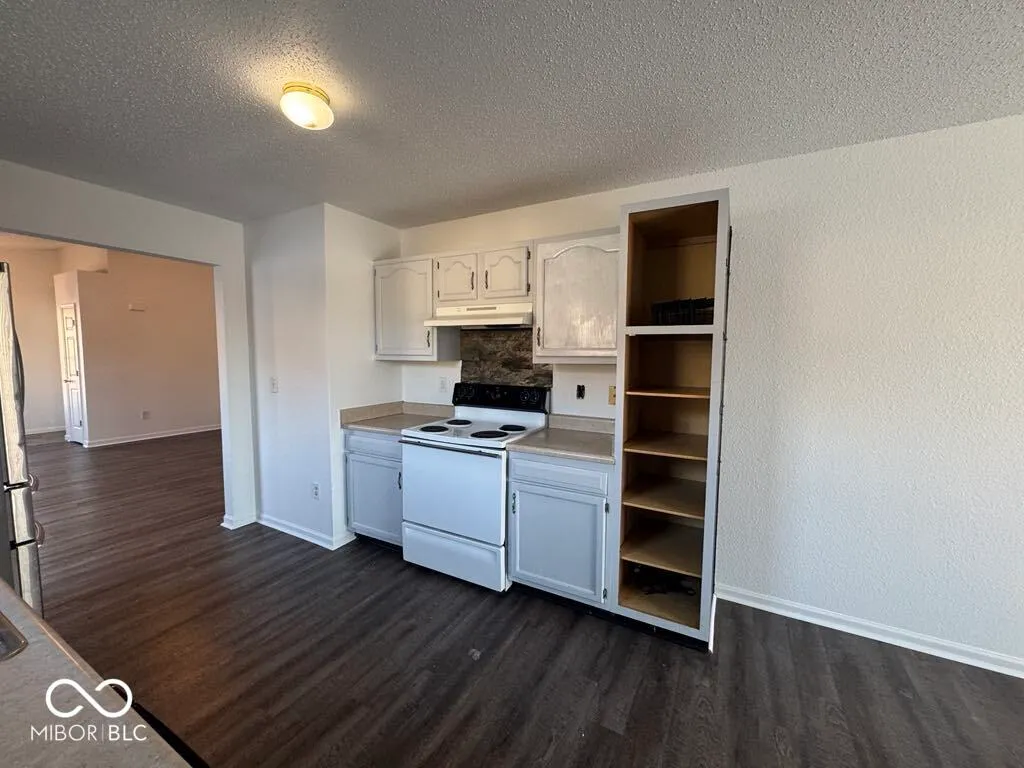 Greenwood, Indiana 46143, United States, 3 Bedrooms Bedrooms, ,2 BathroomsBathrooms,Residential,Pending,37829