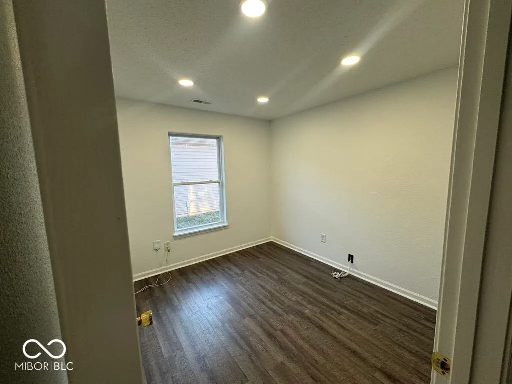 Greenwood, Indiana 46143, United States, 3 Bedrooms Bedrooms, ,2 BathroomsBathrooms,Residential,Pending,37829