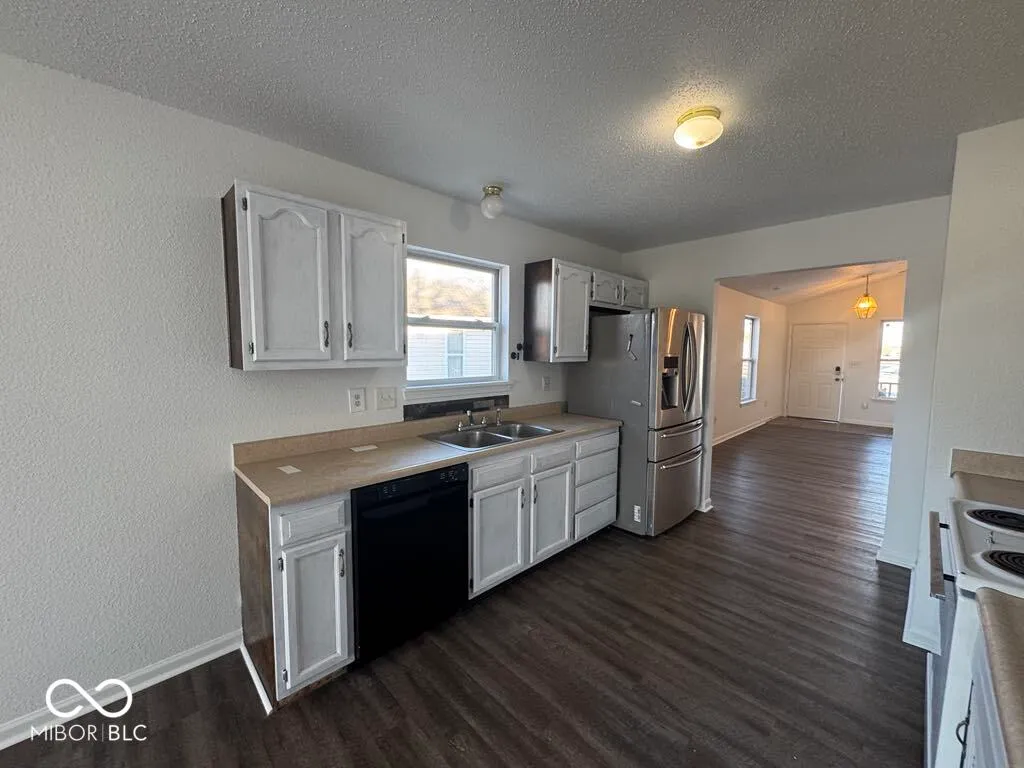 Greenwood, Indiana 46143, United States, 3 Bedrooms Bedrooms, ,2 BathroomsBathrooms,Residential,Pending,37829