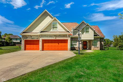Photo of 934 N Buck Creek Road, Greenfield, IN 46140 (MLS # 22097336)