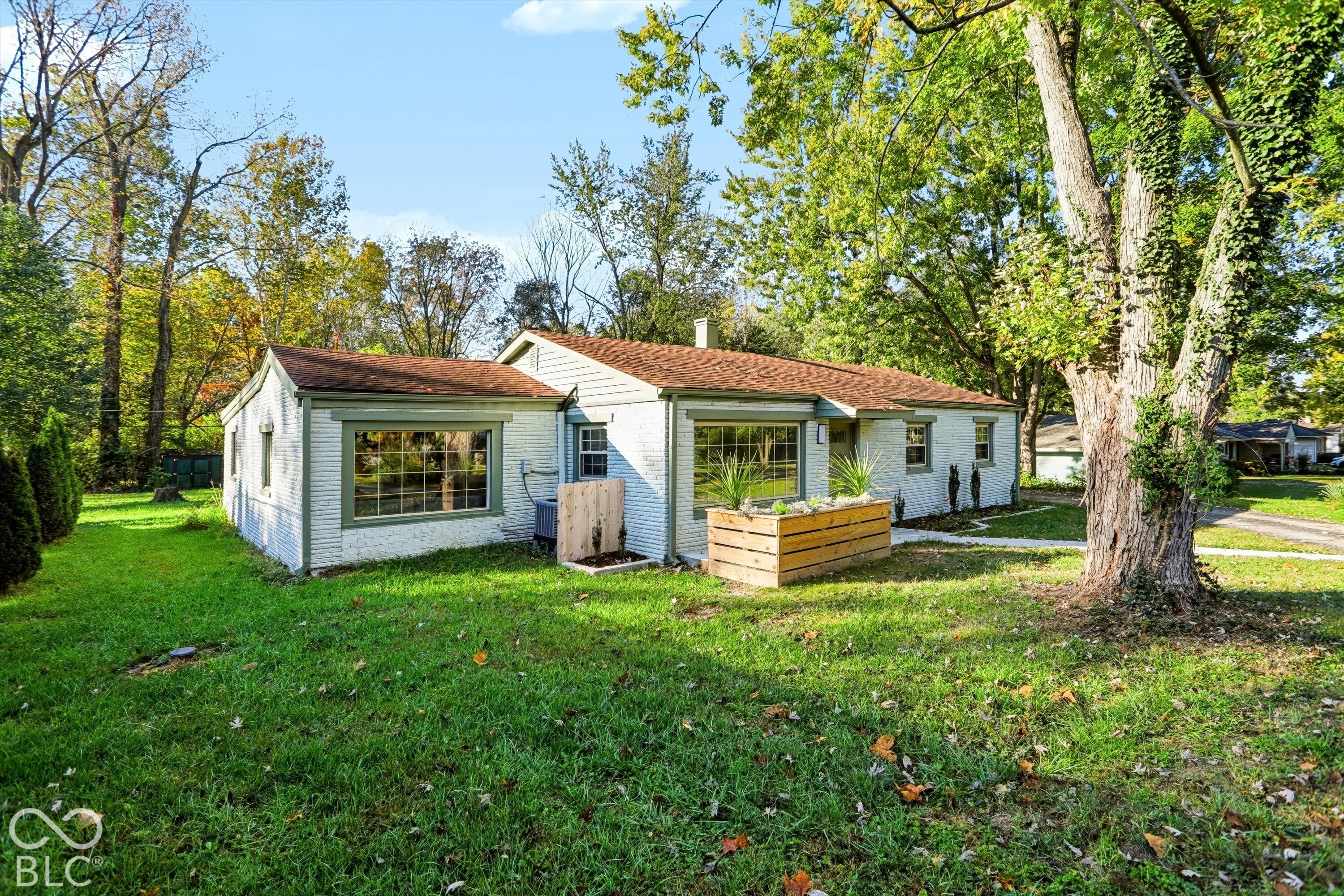 3209 E Loretta Drive
