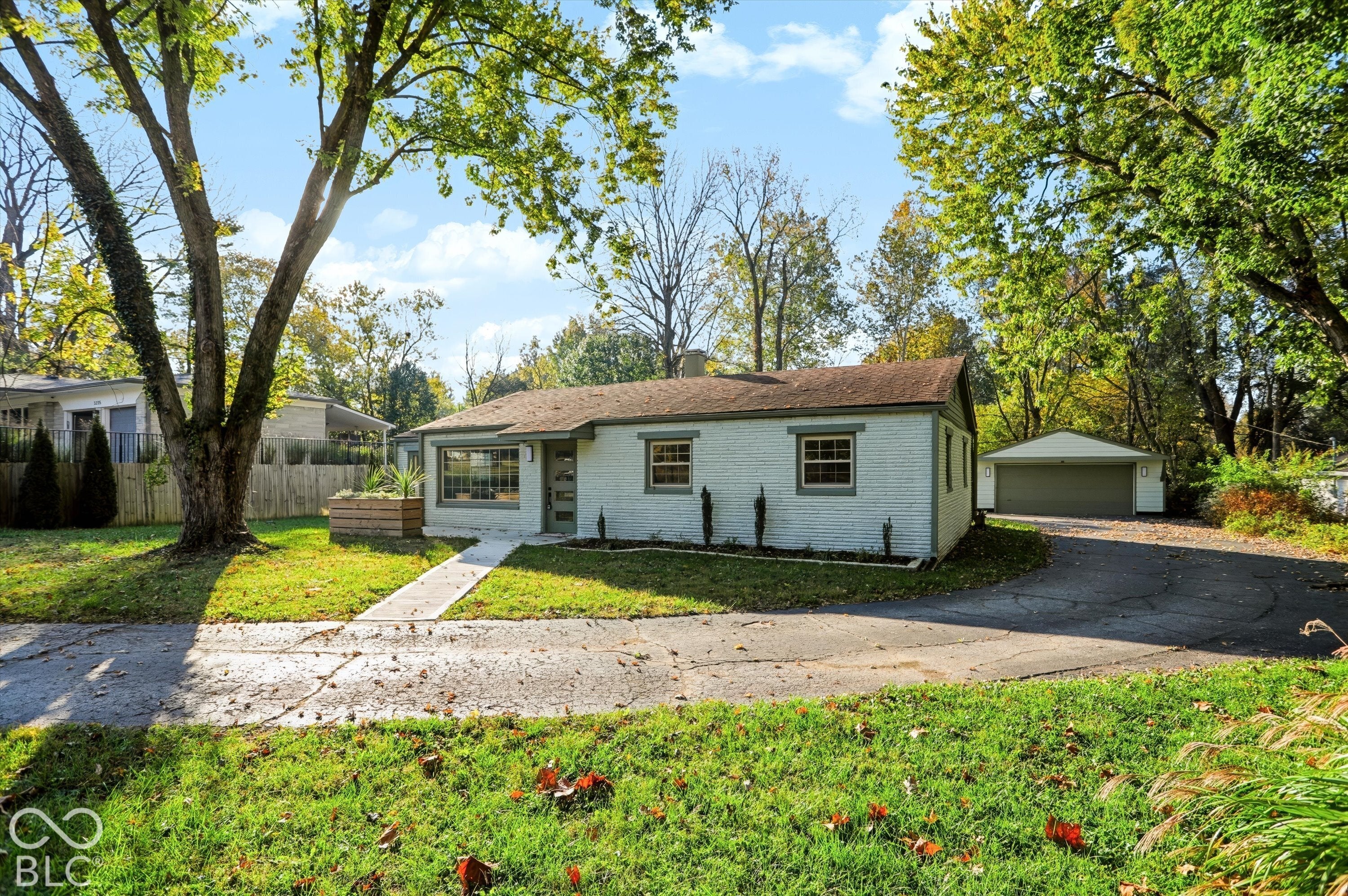3209 E Loretta Drive