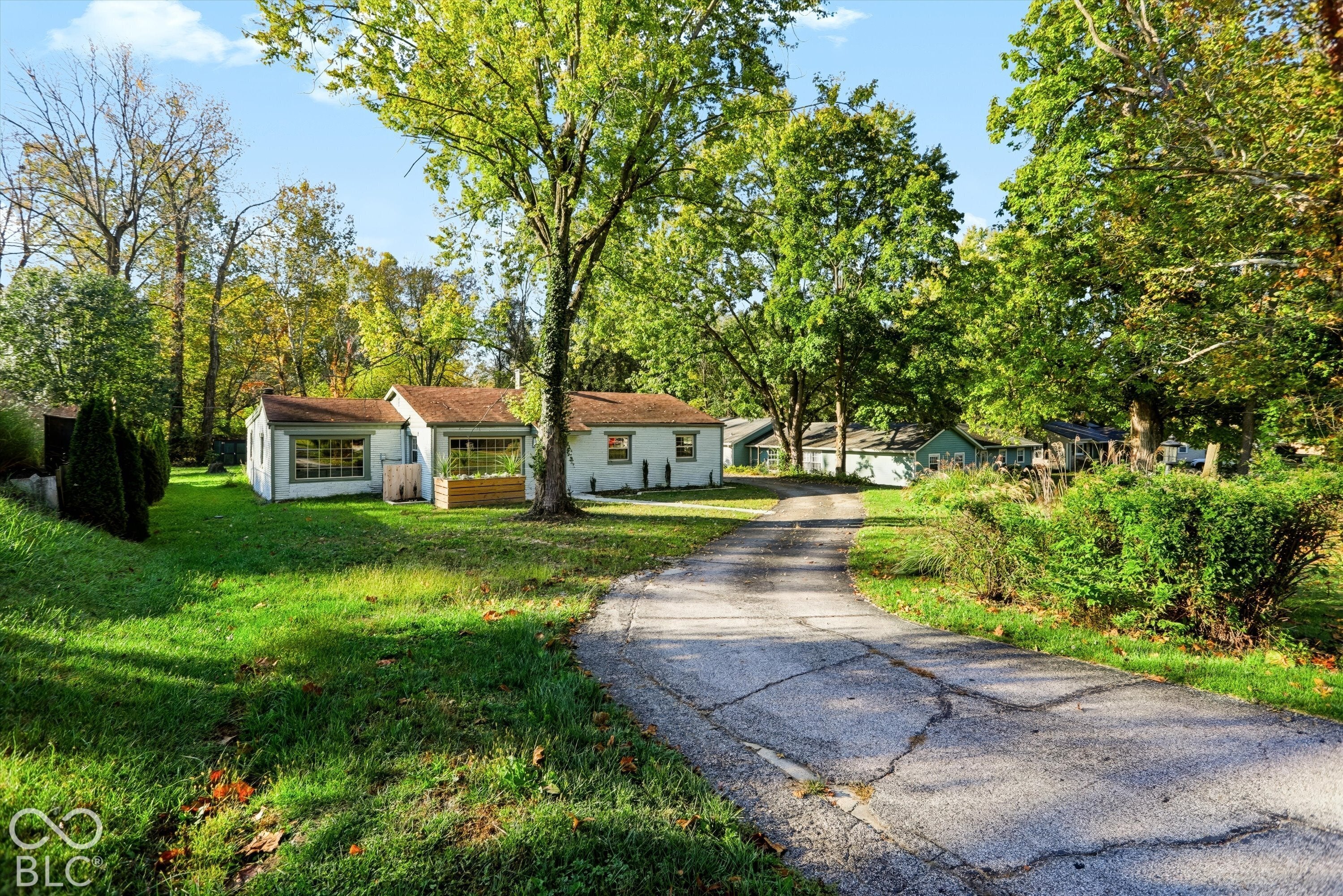 3209 E Loretta Drive