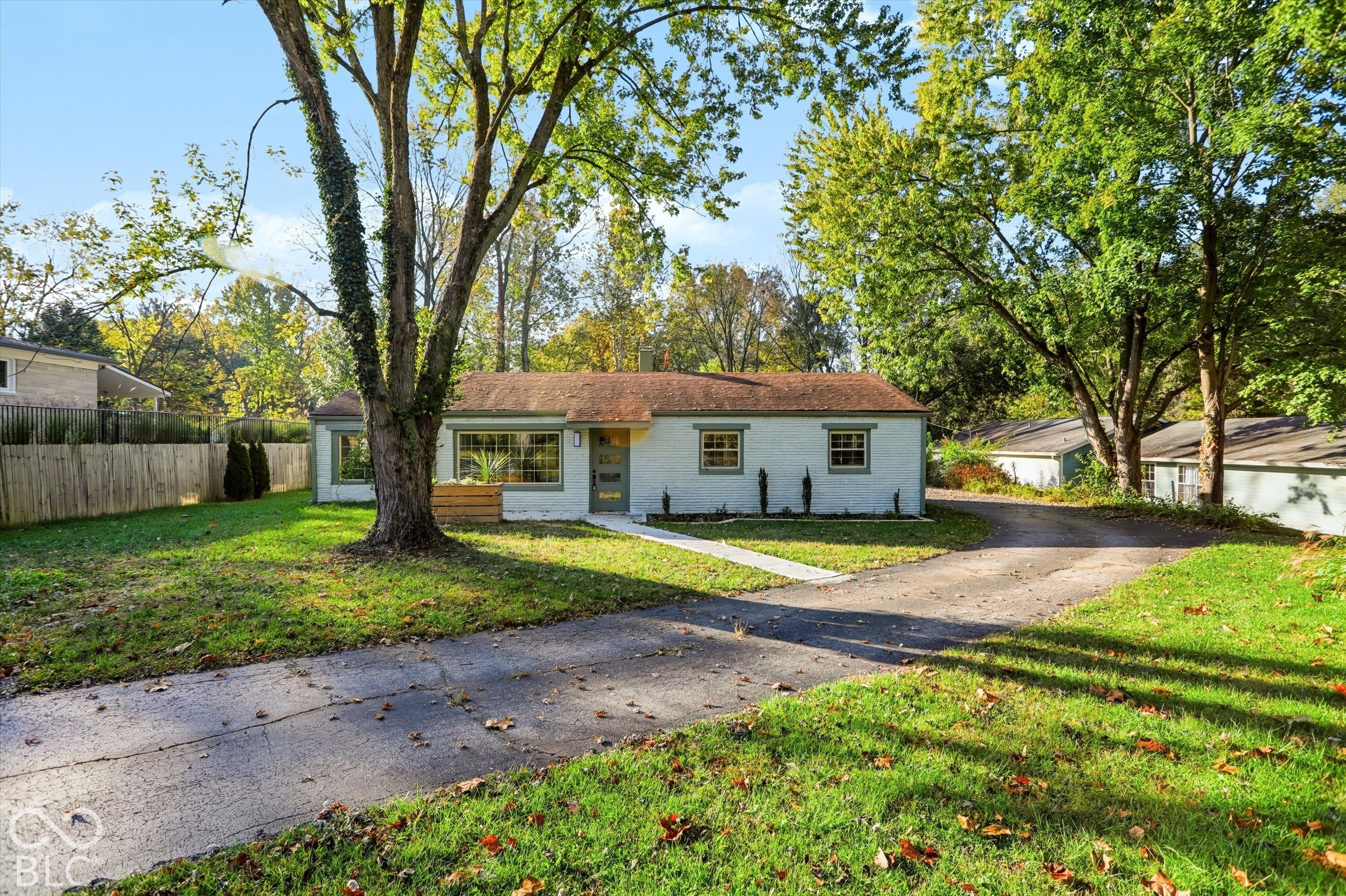 3209 E Loretta Drive