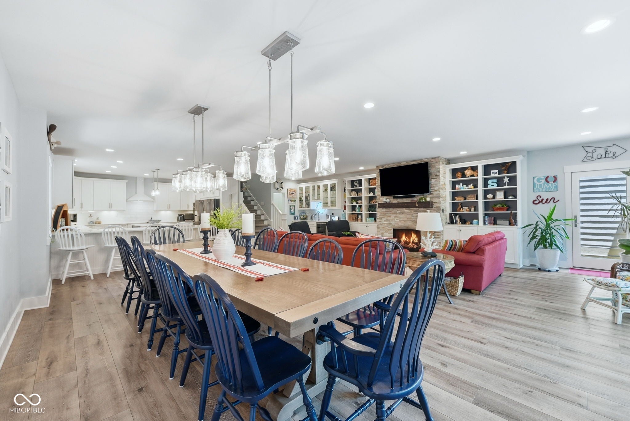 7433 Hummingbird Drive