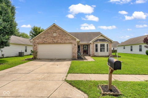 Photo of 9733 Centennial Court, Avon, IN 46123 (MLS # 22120066)