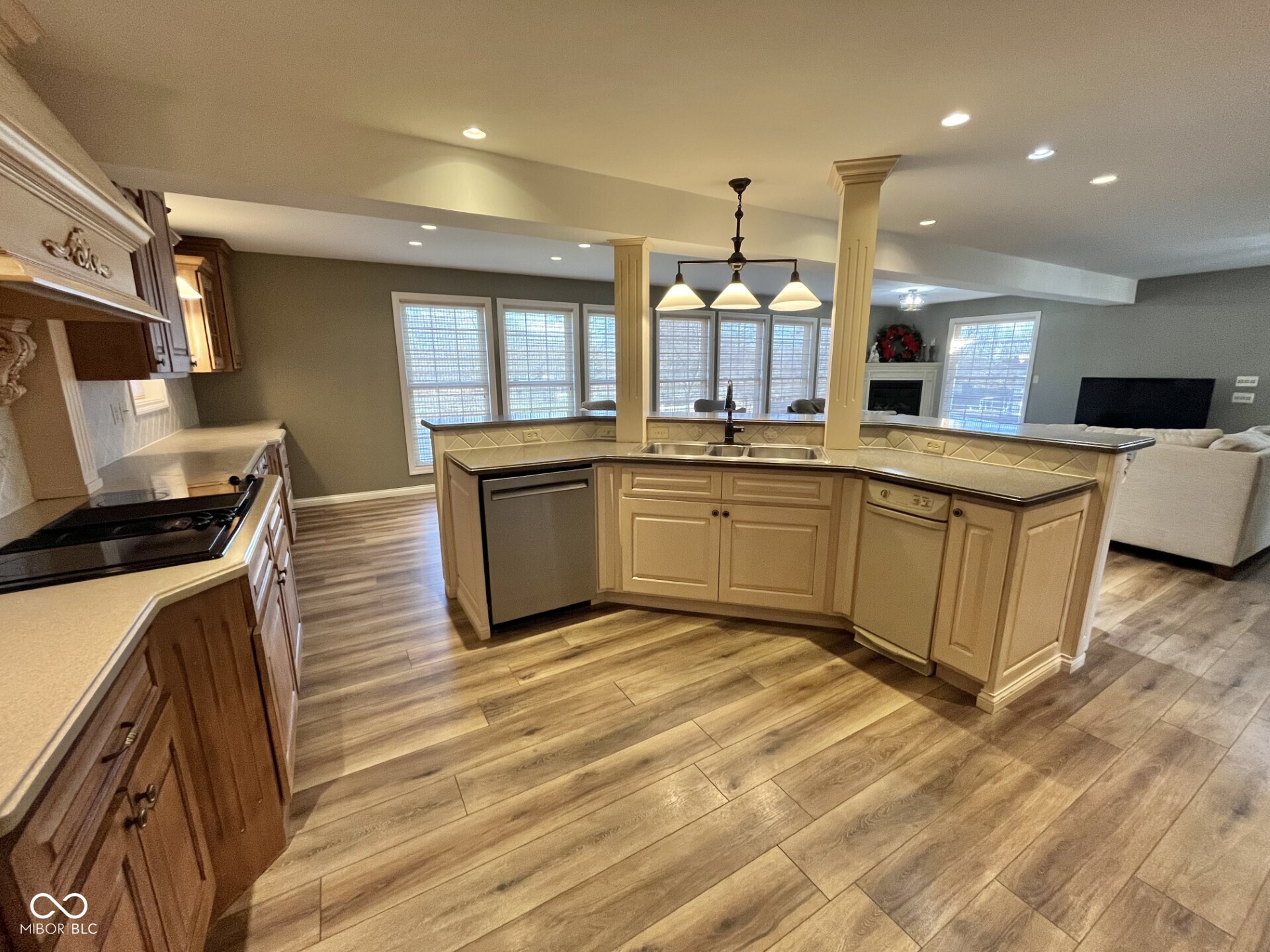 Seymour, Indiana 47274, United States, 5 Bedrooms Bedrooms, ,5 BathroomsBathrooms,Residential,Pending,22376