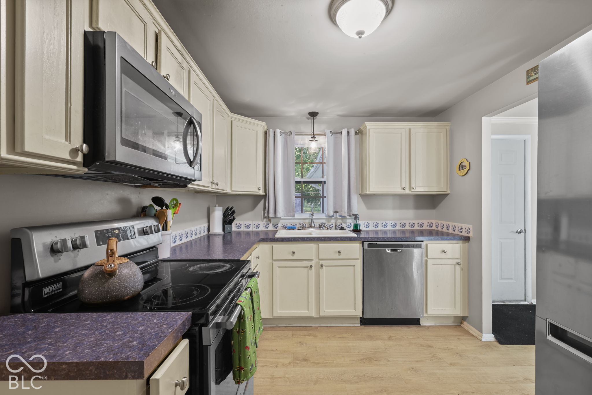 1652 W 74th Place