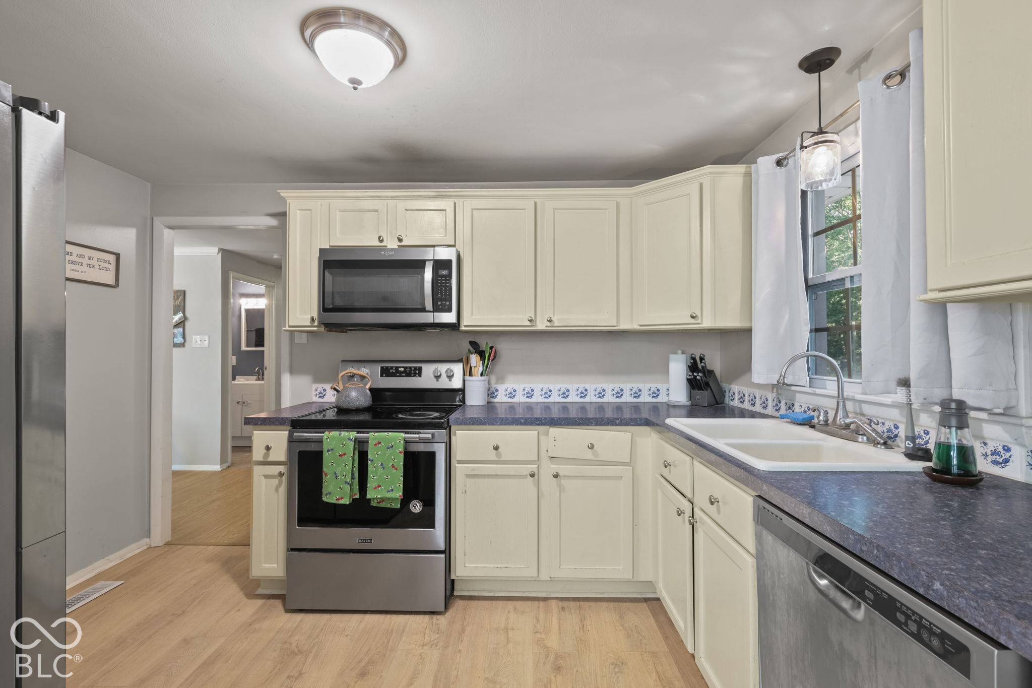 1652 W 74th Place