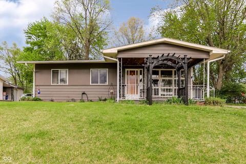 Photo of 606 Howard Street, Shelbyville, IN 46176 (MLS # 22095608)