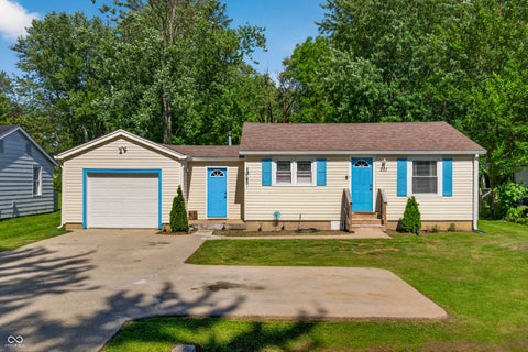 Photo of 221 Della Road, Columbus, IN 47203 (MLS # 22107169)