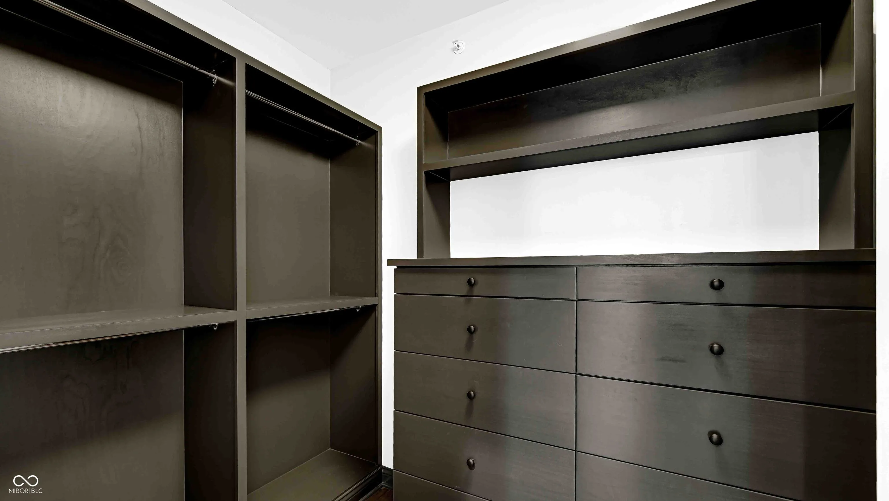 Indianapolis, Indiana 46202, United States, 3 Bedrooms Bedrooms, ,3 BathroomsBathrooms,Residential,Pending,49921