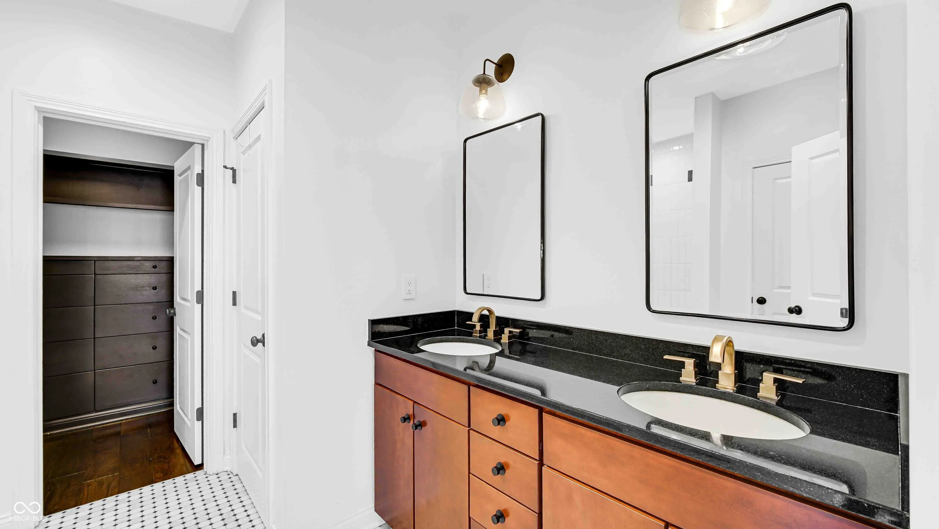 Indianapolis, Indiana 46202, United States, 3 Bedrooms Bedrooms, ,3 BathroomsBathrooms,Residential,Pending,49921