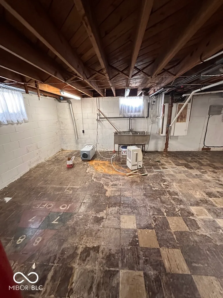 Anderson, Indiana 46012, United States, 4 Bedrooms Bedrooms, ,2 BathroomsBathrooms,Residential,Pending,90804