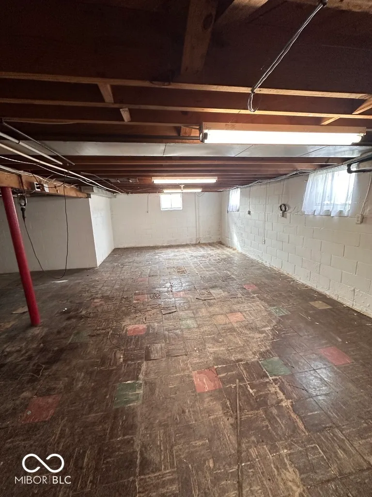 Anderson, Indiana 46012, United States, 4 Bedrooms Bedrooms, ,2 BathroomsBathrooms,Residential,Pending,90804