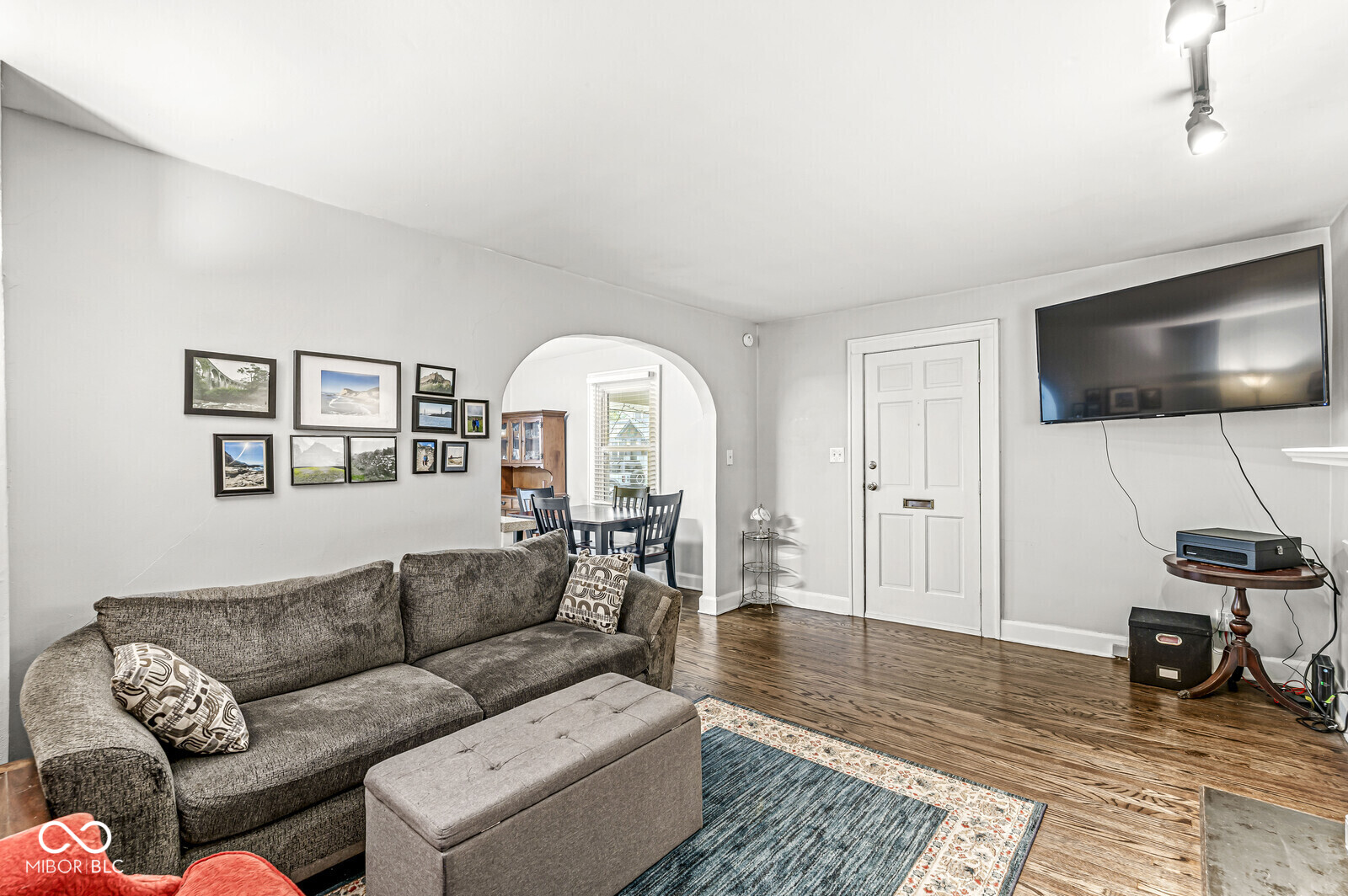 950 N Hawthorne Lane