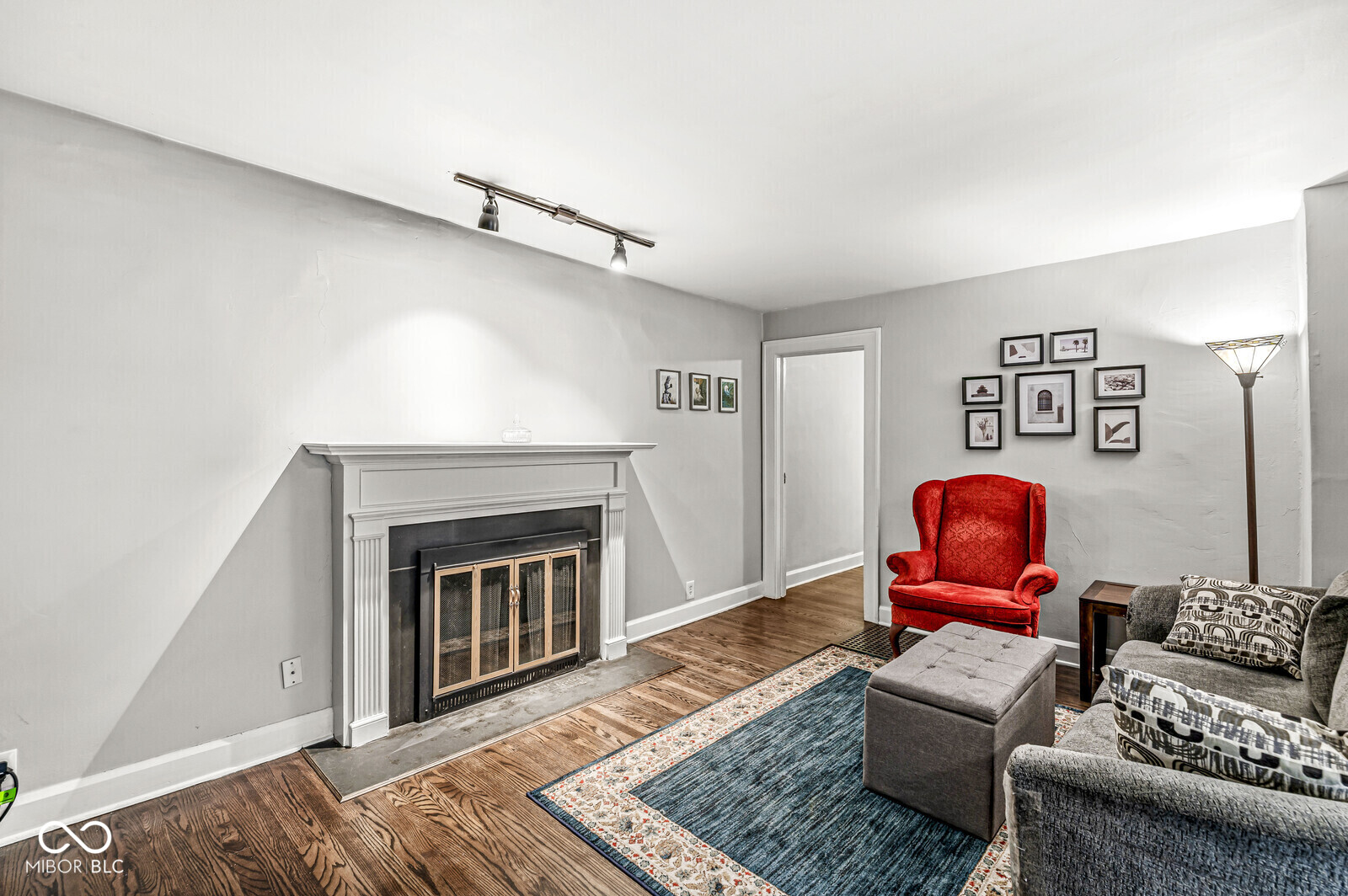 950 N Hawthorne Lane