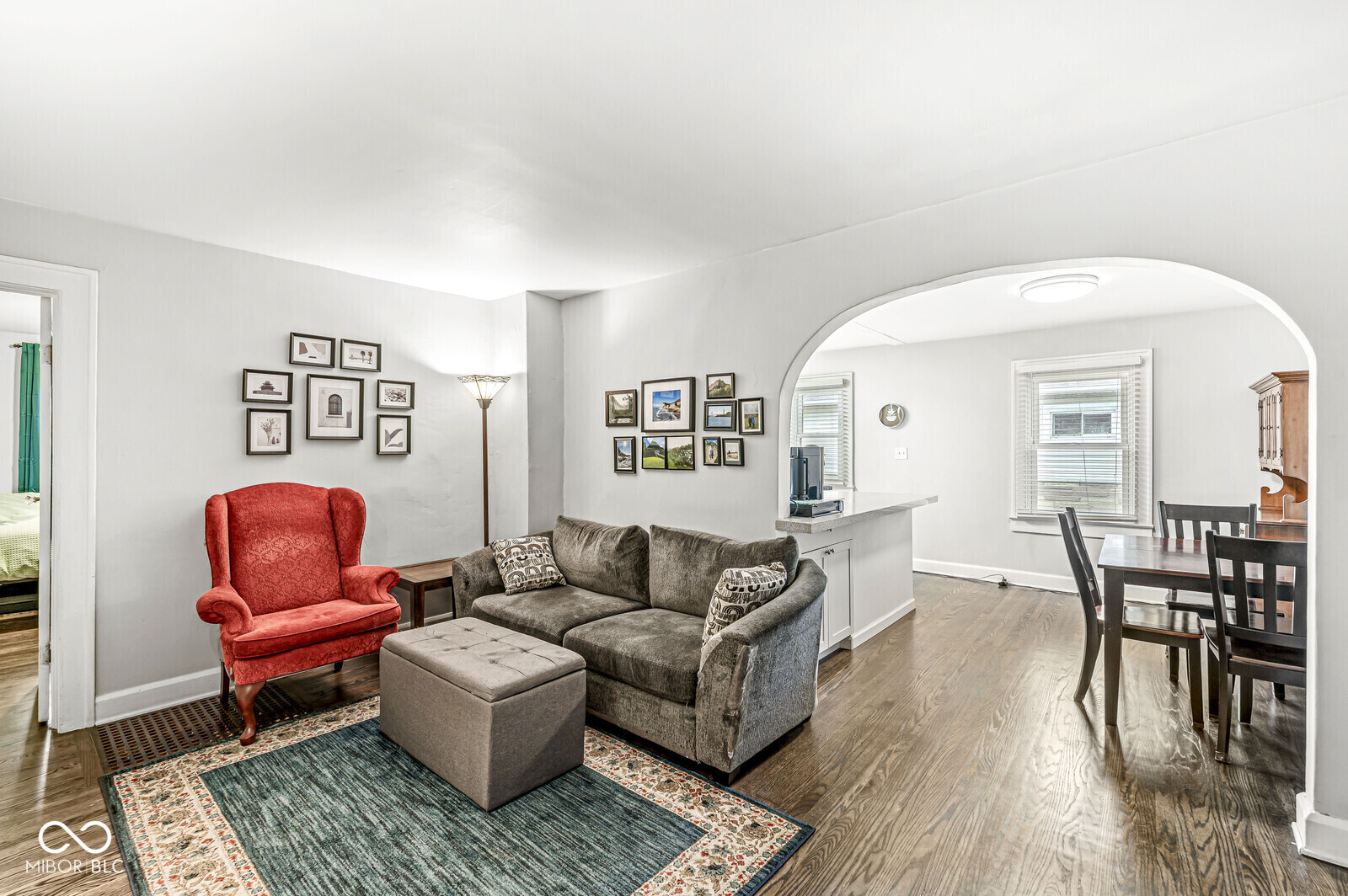 950 N Hawthorne Lane