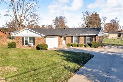 Photo of 1723 Midland Drive, Franklin, IN 46131 (MLS # 22076328)