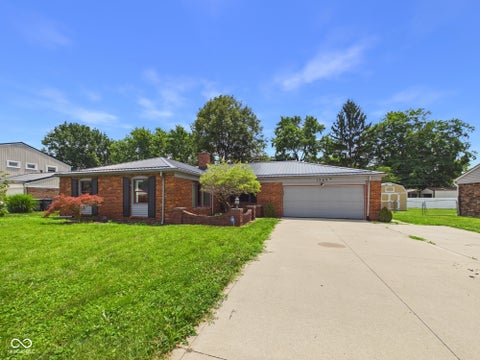 Photo of 1727 Oakwood Drive, Anderson, IN 46011 (MLS # 22113037)