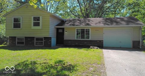 Photo of 4240 N Vinewood Avenue, Indianapolis, IN 46254 (MLS # 22101575)