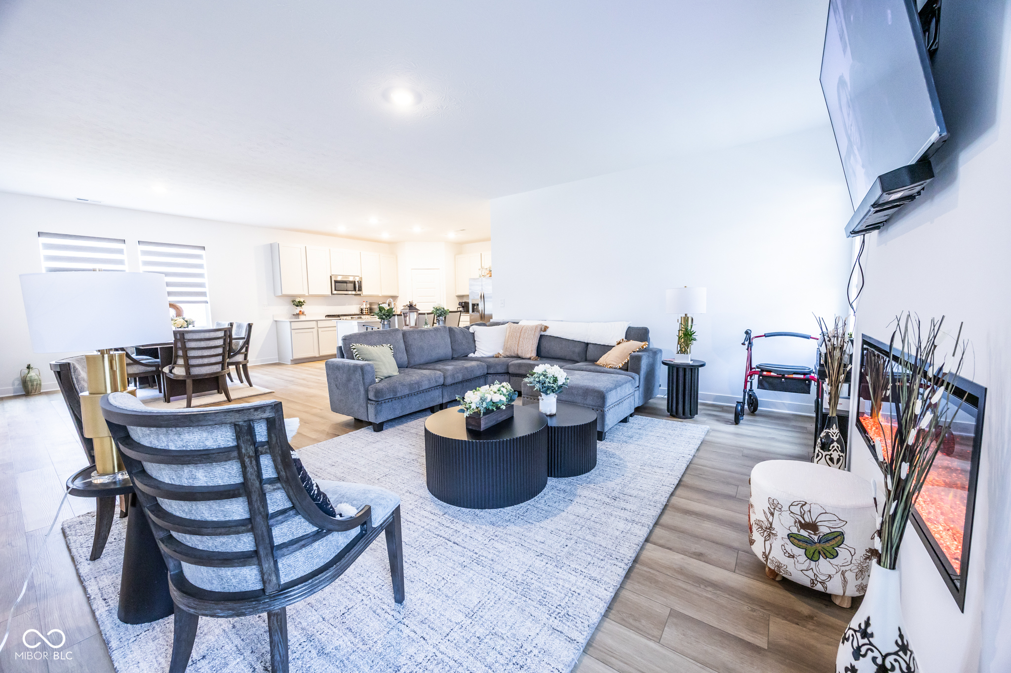 360 Lincoln Circle W