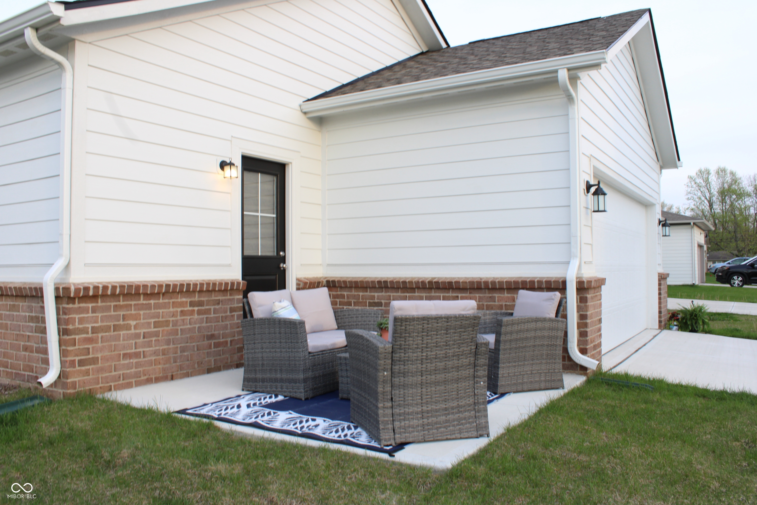 360 Lincoln Circle W