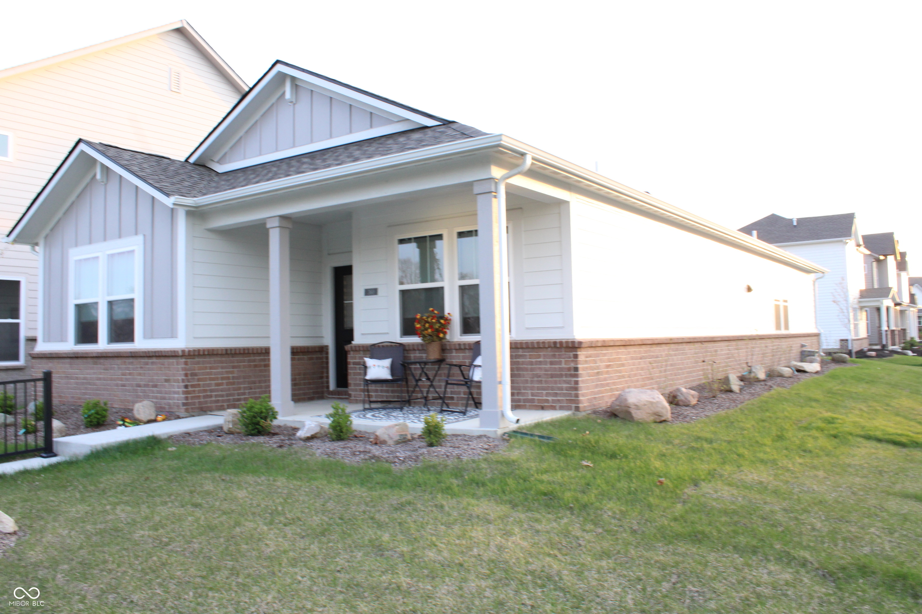 360 Lincoln Circle W