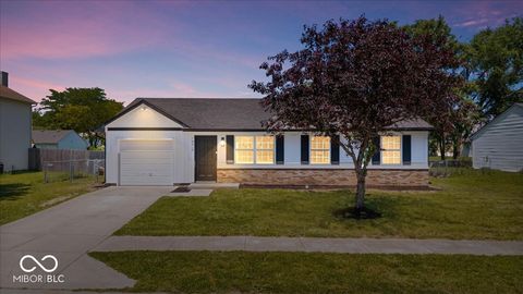 Photo of 10210 Lone Wolf Drive, Indianapolis, IN 46235 (MLS # 22102415)