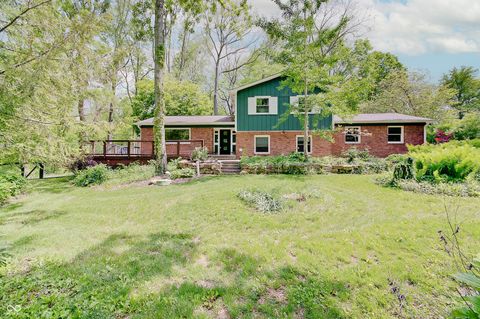 Photo of 805 Eaglewood Drive, Zionsville, IN 46077 (MLS # 22101911)