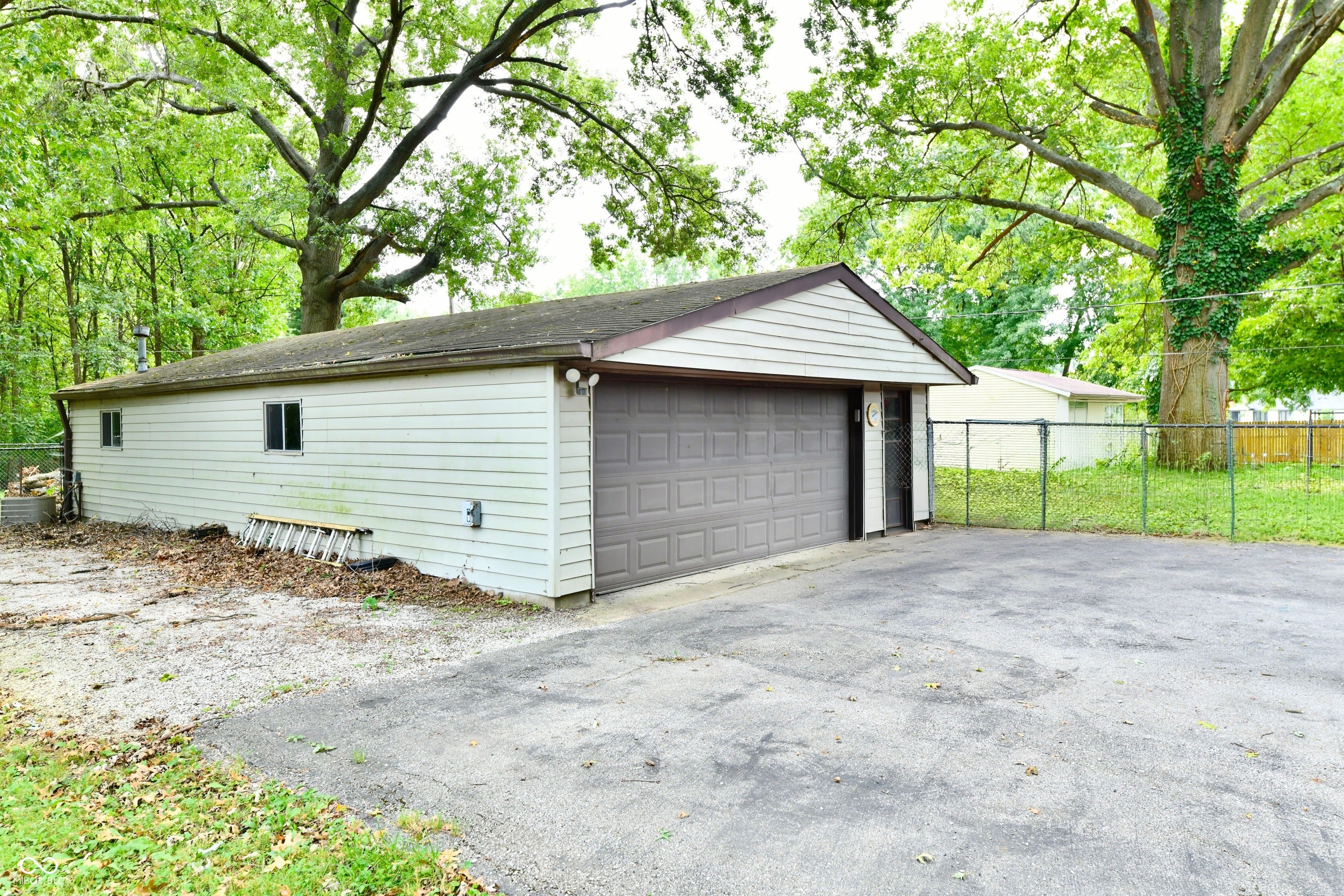 2051 N Avon