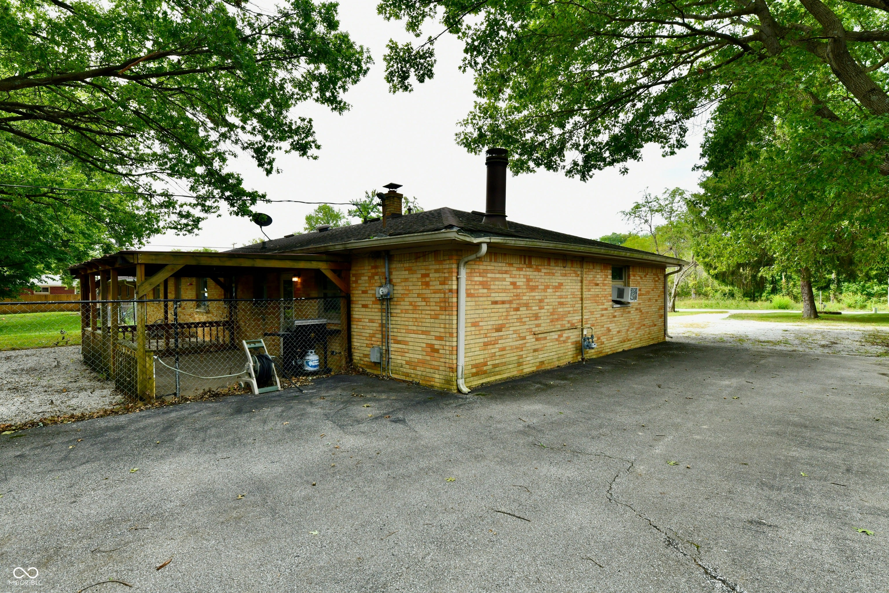 2051 N Avon