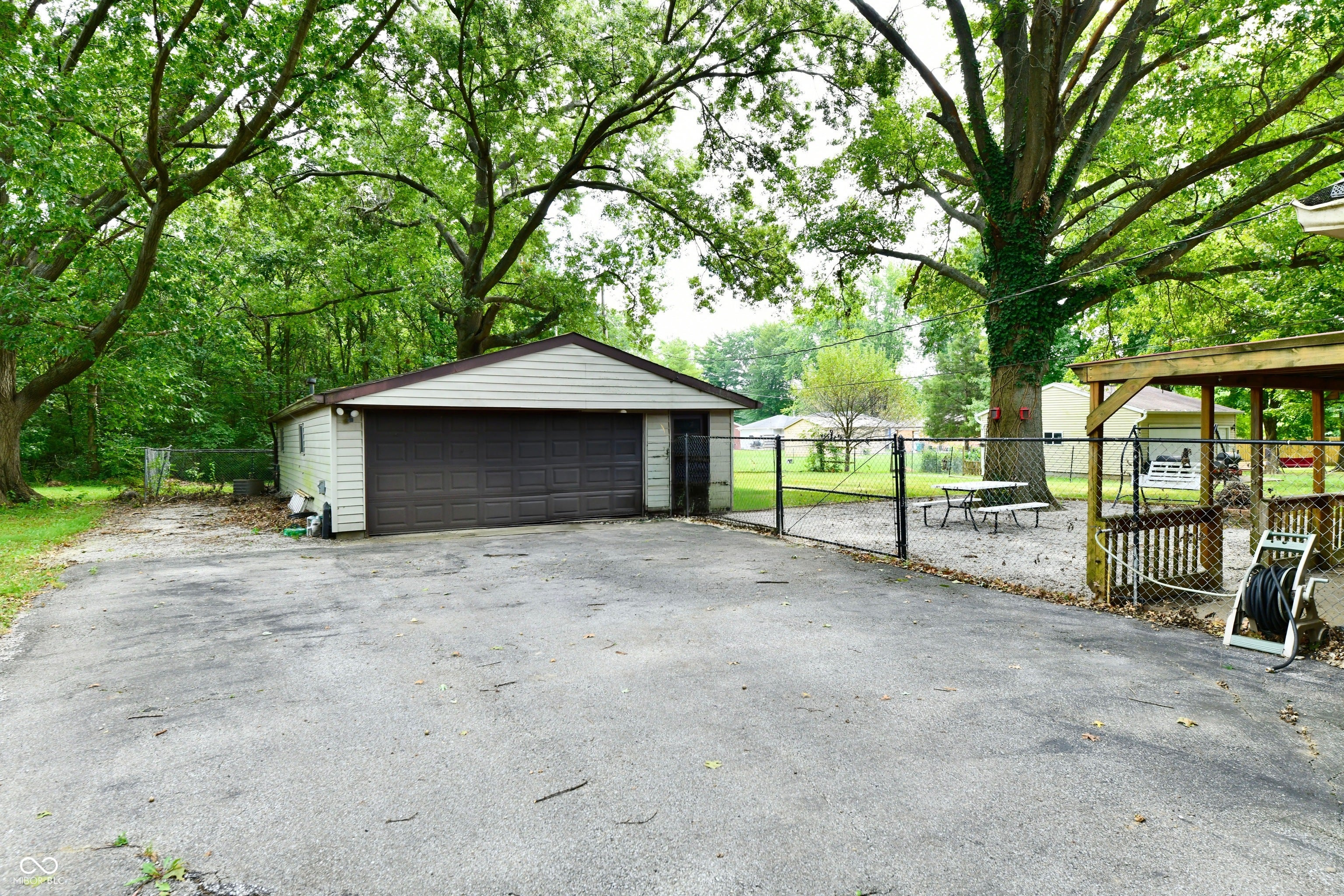 2051 N Avon