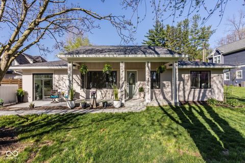 Photo of 650 Mulberry Street, Zionsville, IN 46077 (MLS # 22093199)