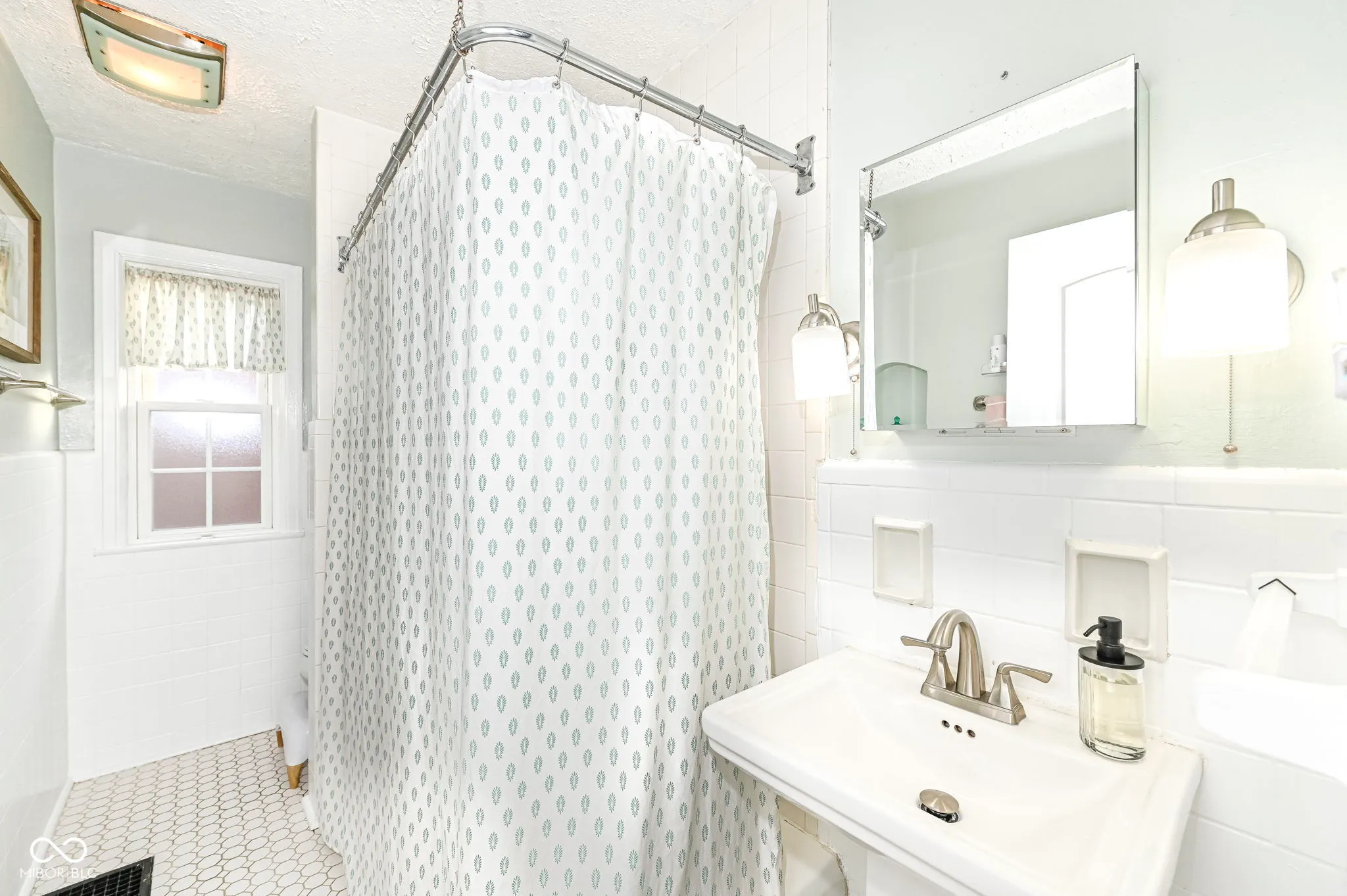 Indianapolis, Indiana 46220, United States, 2 Bedrooms Bedrooms, ,2 BathroomsBathrooms,Residential,Pending,118812