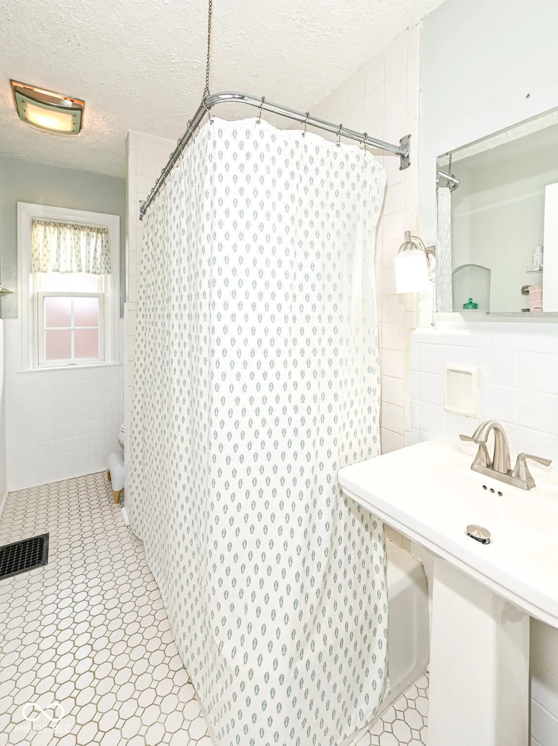 Indianapolis, Indiana 46220, United States, 2 Bedrooms Bedrooms, ,2 BathroomsBathrooms,Residential,Pending,118812