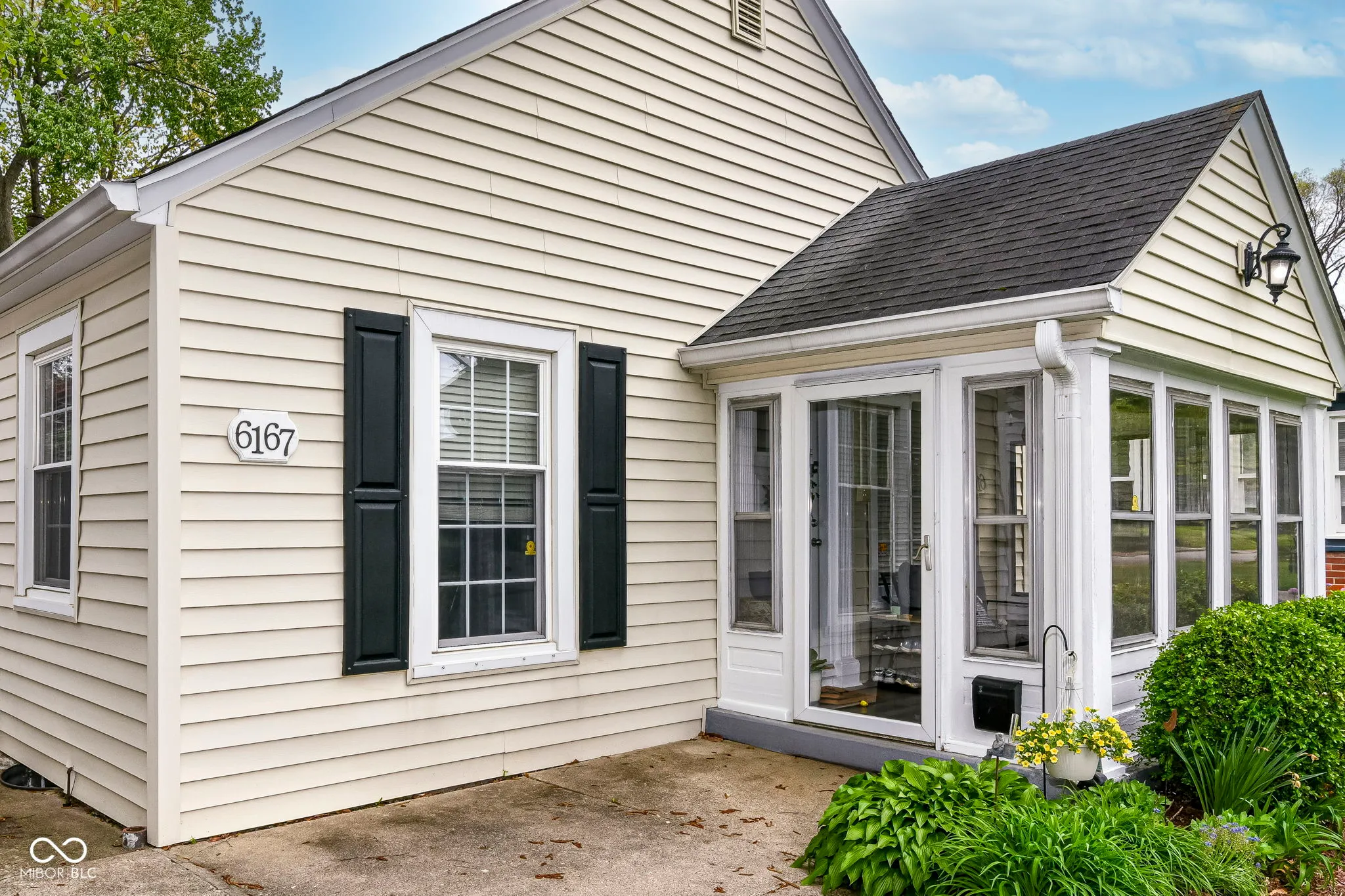 Indianapolis, Indiana 46220, United States, 2 Bedrooms Bedrooms, ,2 BathroomsBathrooms,Residential,Pending,118812