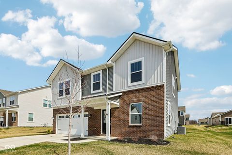 Photo of 2221 Boxwood Drive, Greenfield, IN 46140 (MLS # 22089219)