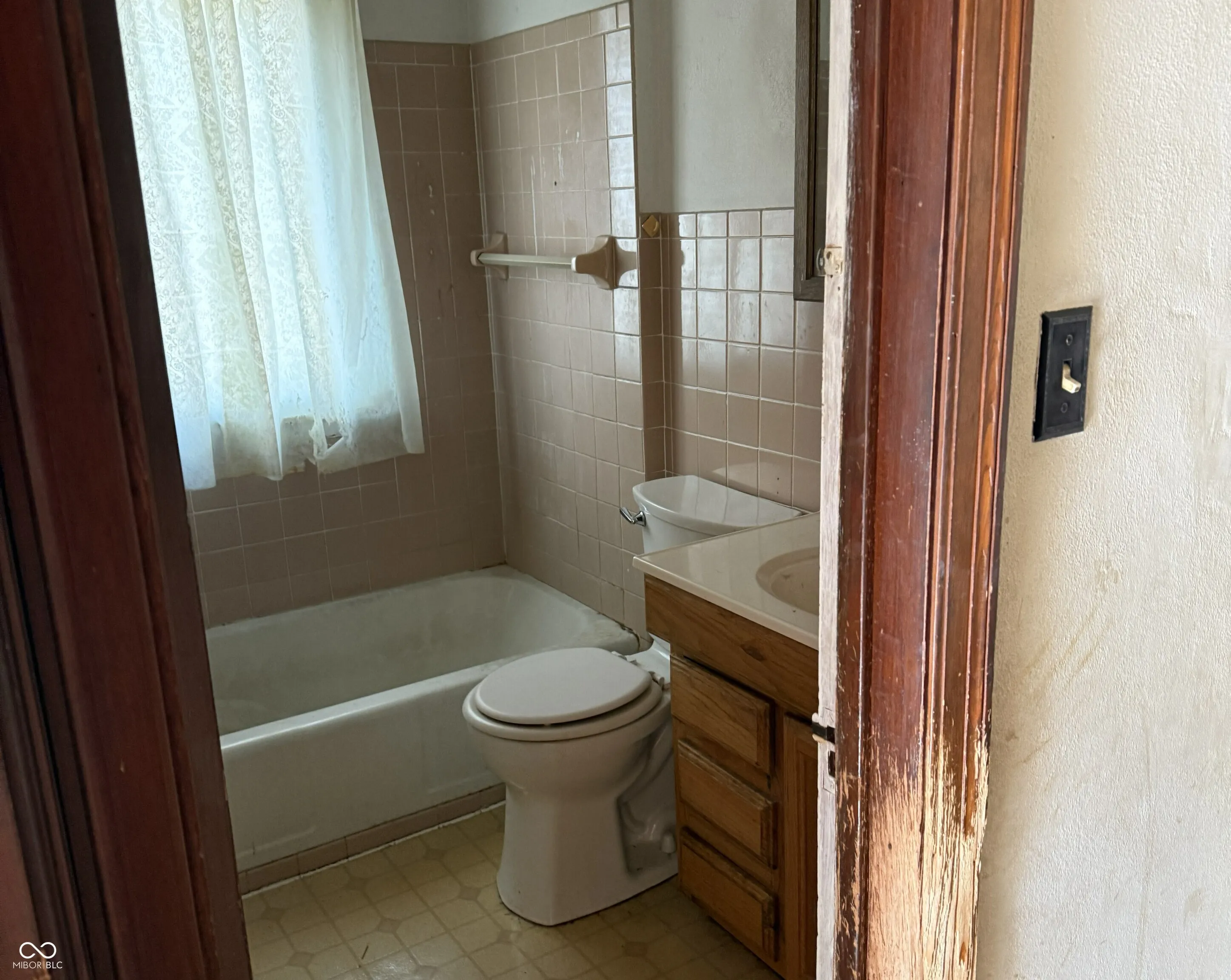 Indianapolis, Indiana 46201, United States, 3 Bedrooms Bedrooms, ,2 BathroomsBathrooms,Residential,Pending,238055