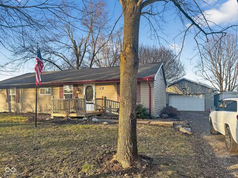 Photo of 786 E 400 N, Greenfield, IN 46140 (MLS # 22079326)