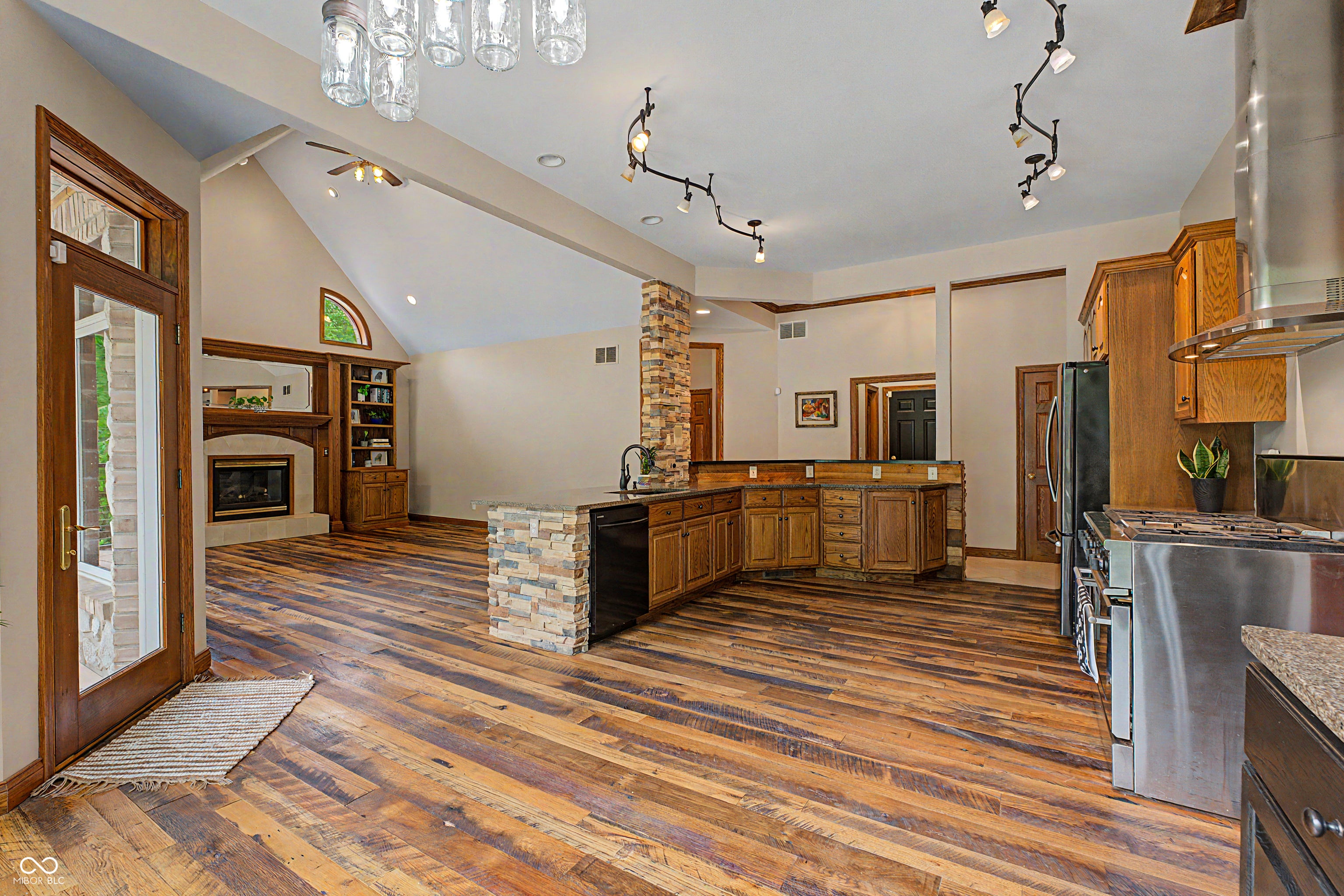 12980 W Mount Healthy Rd, Columbus, IN, 47201, USA, 4 Bedrooms Bedrooms, ,5 BathroomsBathrooms,Residential,Active,12980 W Mount Healthy Rd,22103652