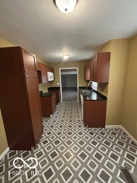 Indianapolis, Indiana 46205, United States, 3 Bedrooms Bedrooms, ,2 BathroomsBathrooms,Residential,Active,90180