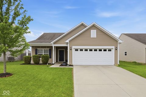 Photo of 887 Sommersweet Run, Greenwood, IN 46143 (MLS # 22101094)