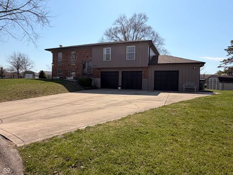 Photo of 7545 Turnberry Court, Indianapolis, IN 46237 (MLS # 22091396)