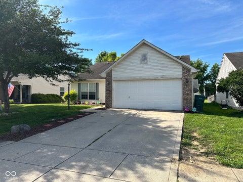 Photo of 721 Chestnut Lane, Brownsburg, IN 46112 (MLS # 22108548)