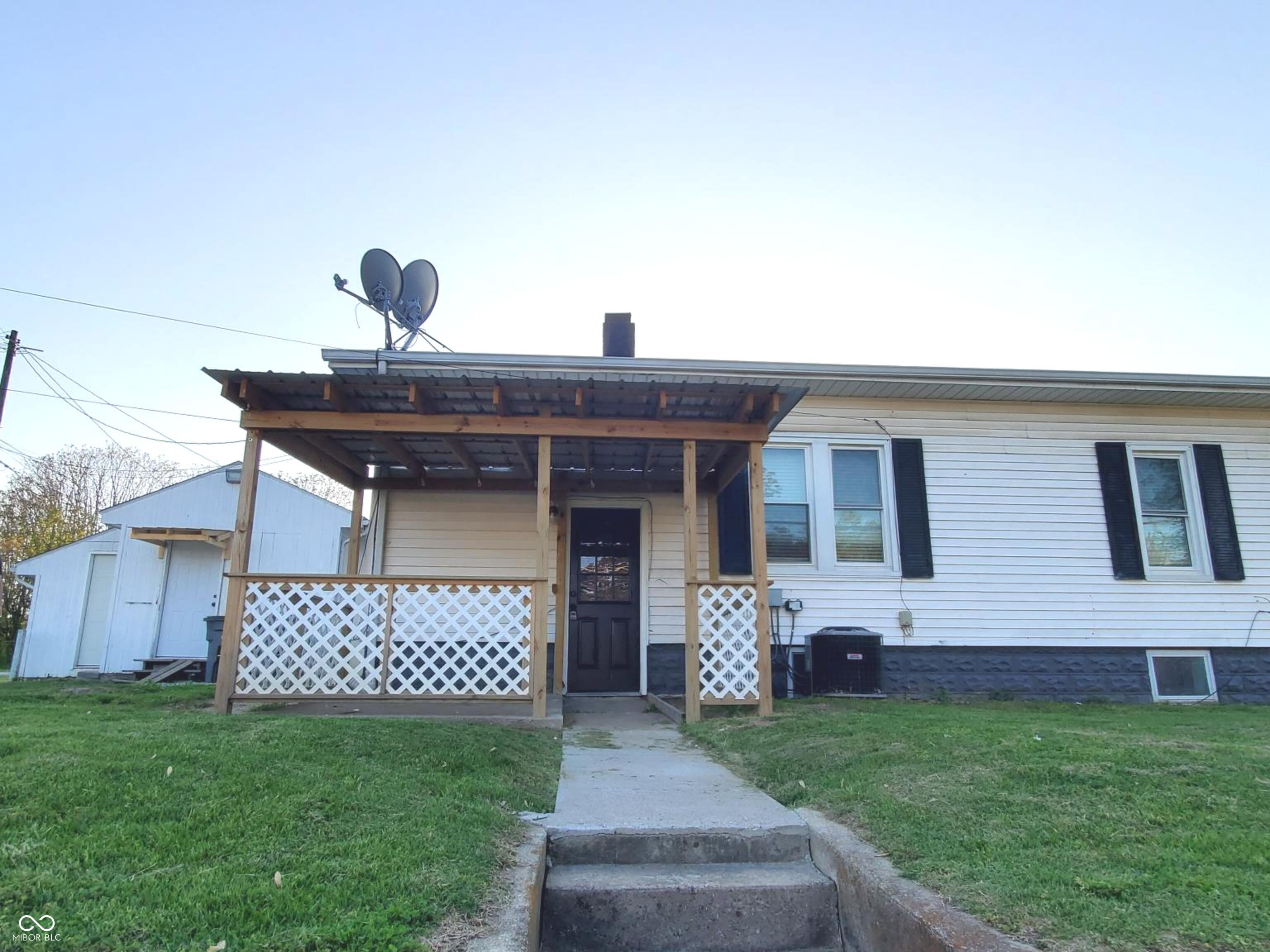 328 E Laurel Street