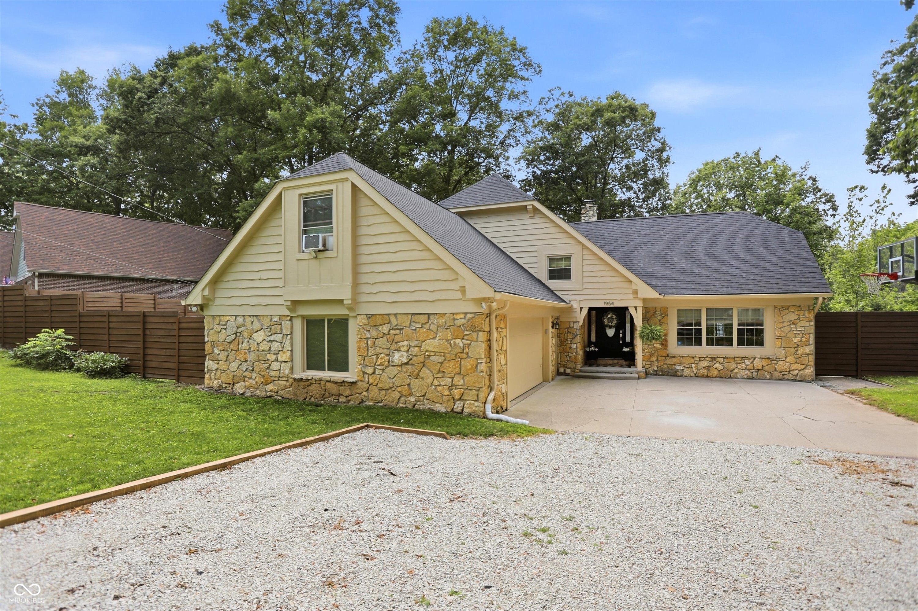 1954 Lakeview Drive
