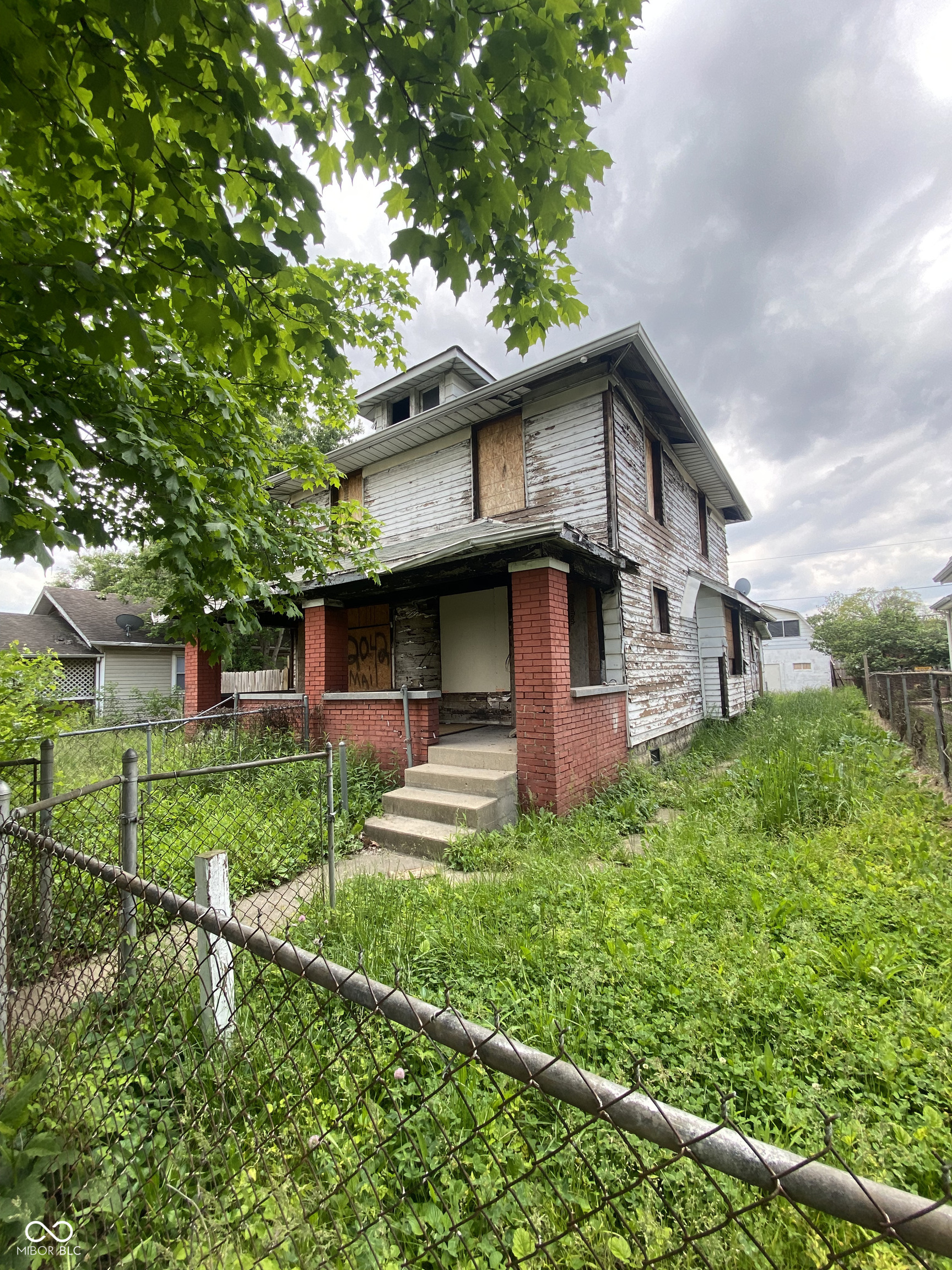 2042 E Adams Street