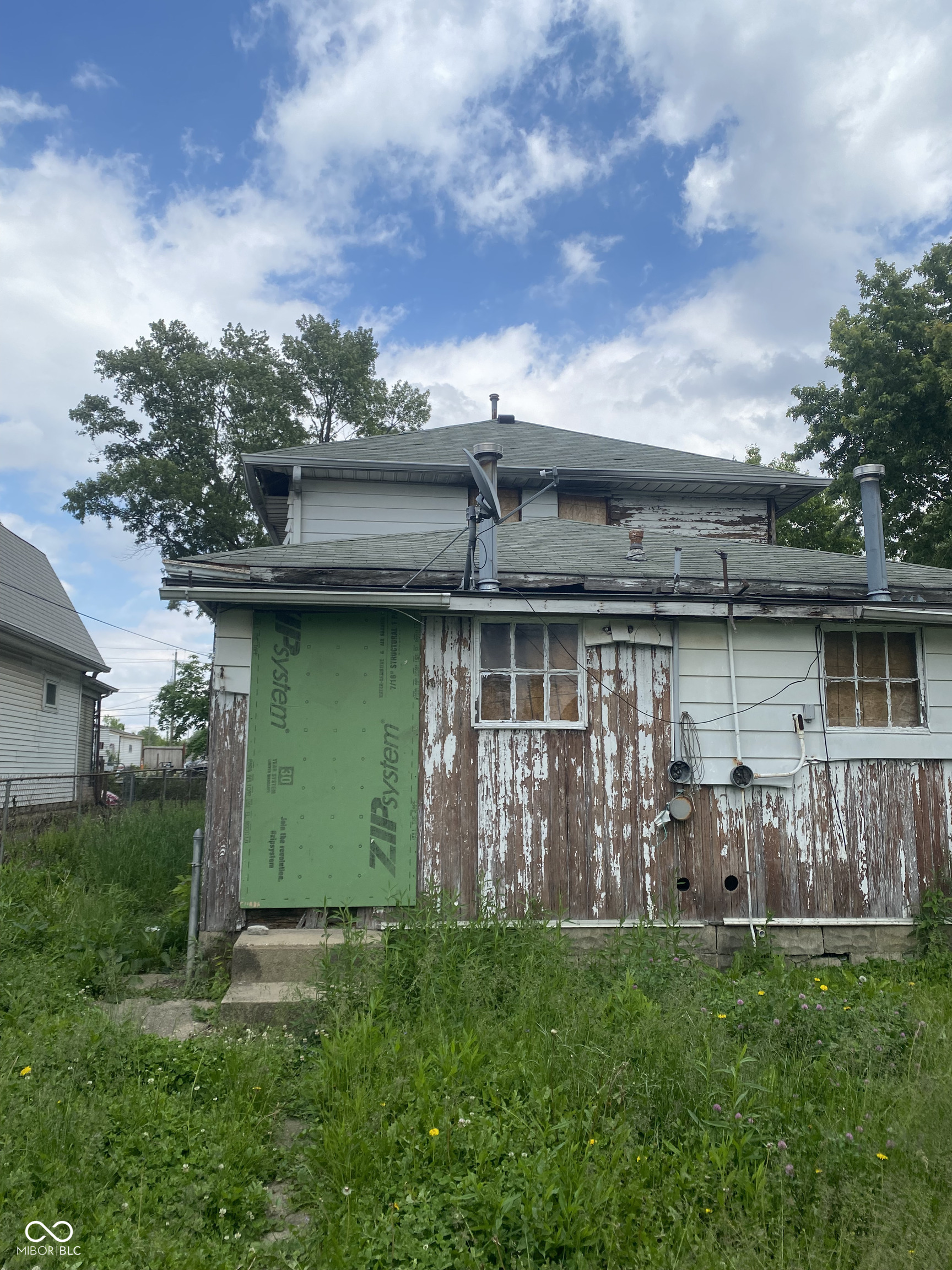 2042 E Adams Street