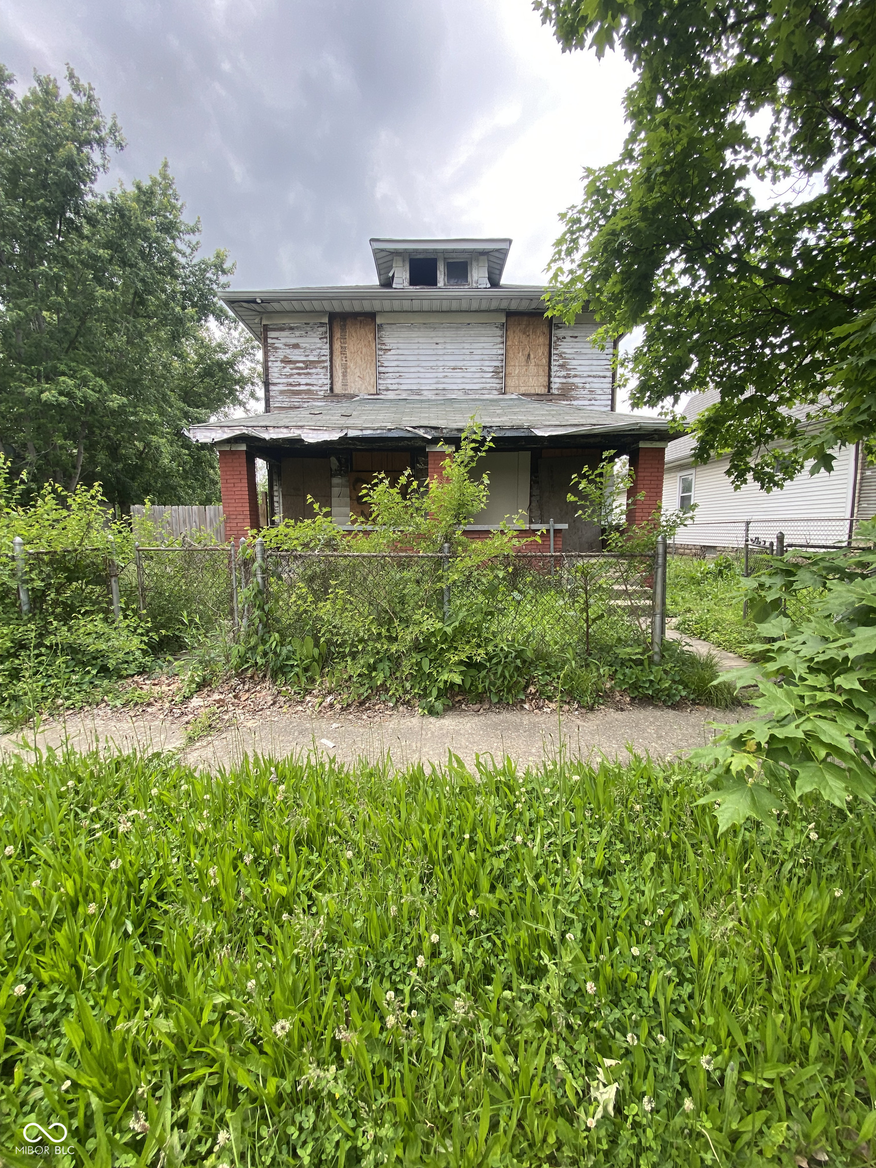 2042 E Adams Street